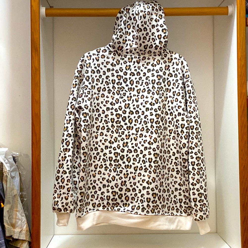 5/$40 Sale WHITE CHEETAH PRINT PULLOVER HOODIE~NWOT~MD-FRONT POCKET - Picture 3 of 6